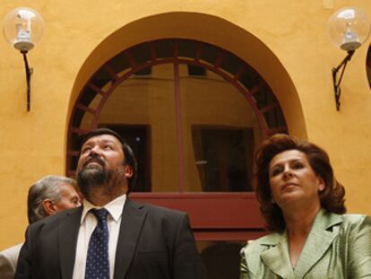 El ministro de Justicia, Francisco Caamaño (en el centro de la foto), y la consejera de Justicia y Administración Pública, Begoña Álvarez (a la izquierda de la foto), firmaron ayer en Sevilla un convenio de colaboración, informa Europa Press. Ambos estuvieron acompañados de la consejera de Cultura, Rosa Torres (a la derecha).