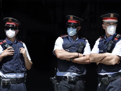 Tres mossos d'esquadra en Barcelona.