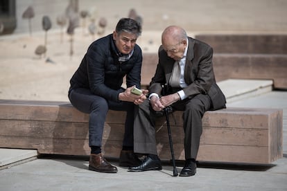 El expresidente de la Generalitat, Jordi Pujol, junto a su hijo Oriol Pujol durante la ceremonia por la muerte de Daniel Osácar.