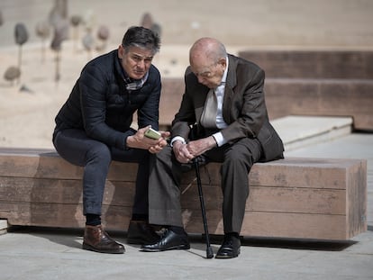 El expresidente de la Generalitat, Jordi Pujol, junto a su hijo Oriol Pujol durante la ceremonia por la muerte de Daniel Osácar.