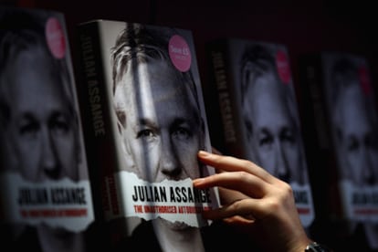 Varias copias de 'Julian Assange. Autobiografía no autorizada' en la estantería de una librería en Edimburgo, Escocia. El libro es el resultado de 50 horas de conversaciones grabadas tras un acuerdo con Canongate Books que finalmente el fundador de Wikileaks trató de romper, por lo que no reconoce la obra.