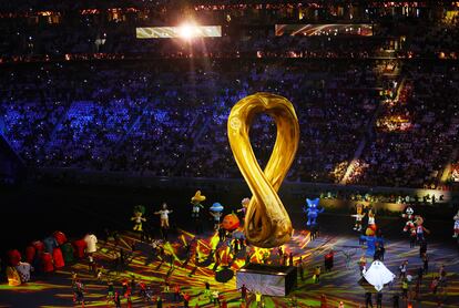 Un momento de la ceremonia de inauguración del Mundial de qatar, con las mascotas de anteriores Mundiales, ayer en Jor.