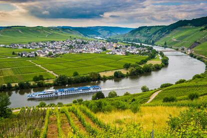 Un crucero a su paso por la localidad de Trittenheim, en el valle del Mosela.