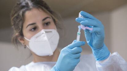 Una enfermera prepara la segunda dosis de la vacuna Pfizer-BioNTech en una residencia de Gijón. / JORGE PETEIRO / EUROPA PRESS