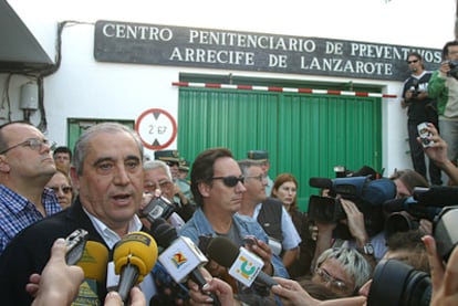 Dimas Martín se dirige a sus simpatizantes ante de entrar en la cárcel, en 2005.