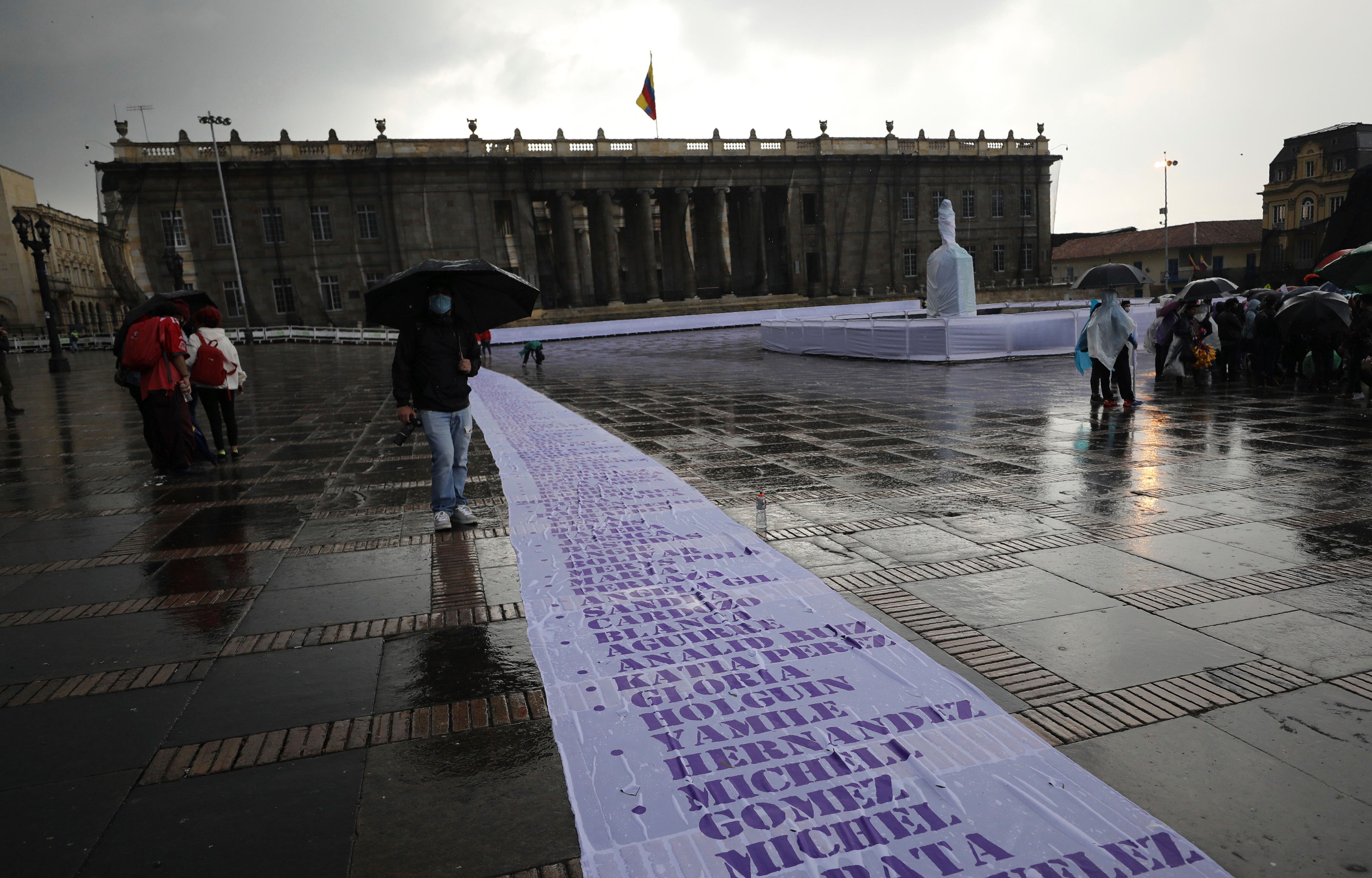 Una tela con los nombres de víctimas de feminicidio atraviesa la plaza de Bolívar, en noviembre de 2020.