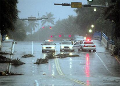 Coches de policía bloquean el acceso a las playas en Boynton Beach, al sur del Estado de Florida.