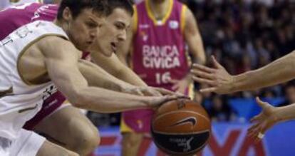 Pocius y Satoransky pugnan por el bal&oacute;n en el partido entre el Banca C&iacute;vica y el Real Madrid de la pasada jornada 