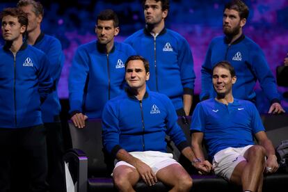 Federer y Nadal, cogidos de la mano después del último partido del suizo, el viernes en Londres.