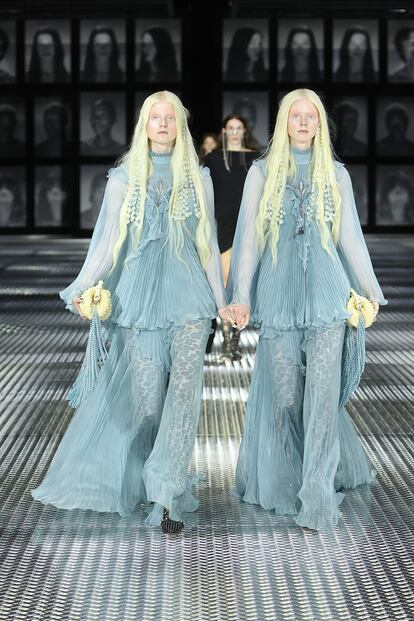 Dos de las modelos en el desfile de Gucci en la semana de la moda de Milán, este 23 de septiembre.