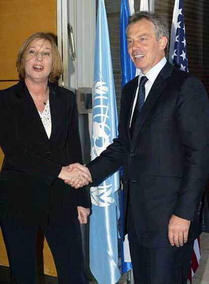 Tzipi Livni saluda a Tony Blair ayer en Jerusalén.