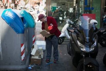 Motos al costat de contenidors a l'avinguda Francesc Cambó.