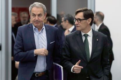 El líder del PSC, Salvador Illa, junto al expresidente del Gobierno José Luis Rodríguez Zapatero (i), durante el seminario "Alianza estratégica Unión Europea: retos y oportunidades", organizado por la Fundación Rafael Campalans del PSC.