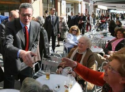 El alcalde de Madrid ha asistido a diversos actos del partido en Tarragona, donde ha comenzado la campaña. En la imagen, Gallardón saluda a unas señoras en una terraza
