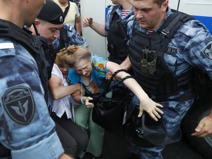 La policía detiene a dos manifestantes este miércoles en Moscú.