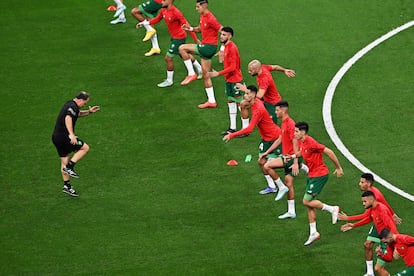 Los jugadores titulares de Marruecos, durante el calentamiento previo al partido ante Francia. 
