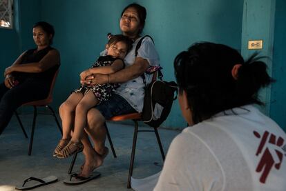 Una mujer descansa con su nieta durante una sesión de apoyo de MSF para mujeres en el albergue para migrantes de Tenosique (México).