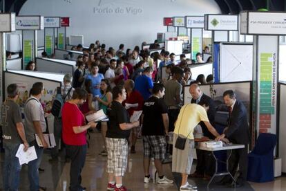 Jóvenes acuden a una feria de empleo de Vigo.