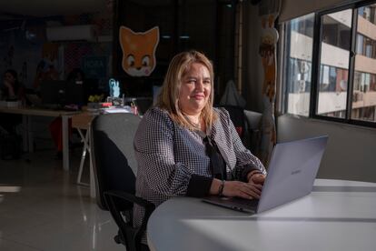 Claudia Gatica, trabajadora de recursos humanos en UCORP, una empresa de tecnología educativa 