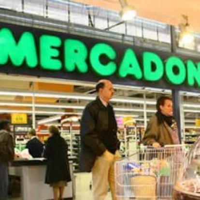 Varios clientes compran en un supermercado de Mercadona