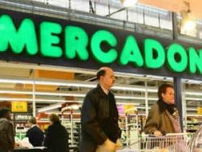 Varios clientes compran en un supermercado de Mercadona