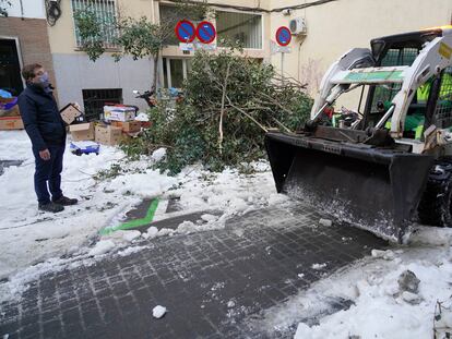 Martínez-Almeida en la calle Almansa del barrio de Bellas Vistas, donde después de cinco días se ha empezado a retirar la nieve