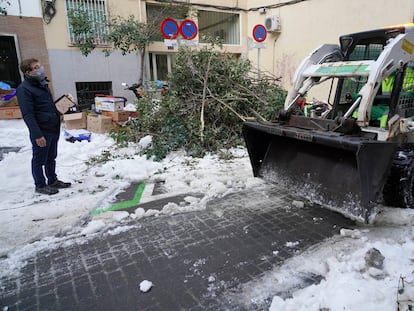 Martínez-Almeida en la calle Almansa del barrio de Bellas Vistas, donde después de cinco días se ha empezado a retirar la nieve