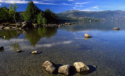 El lago de Sanabria, en la provincia de Zamora, ocupa con sus aguas mansas una superficie de 350 hectáreas.