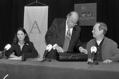 Ventura Pons, en la presentación de las nominaciones a los premios Goya, como vicepresidente de la Academia de Cine, junto a Lorenzo Guirado, notario, y Aitana Sánchez Gijón, actriz y presidenta de la Academia, en 1998, en Madrid. 