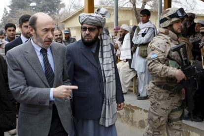 Alfredo Pérez Rubalcaba pasea por Qala-i-Naw junto al gobernador de Badghis, Delbar Jan Arman.