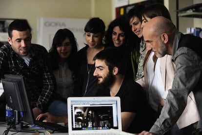 El profesor José Ignacio García (a la derecha), con varios de sus alumnos, en un aula de la Escuela de Diseño de Vitoria.