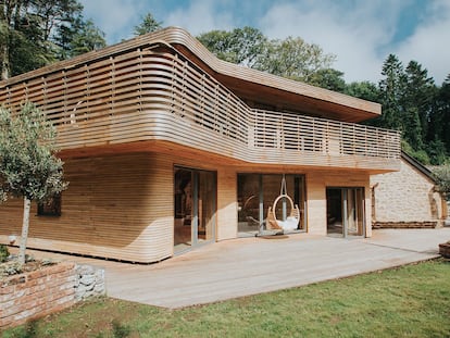 Una espectacular vivienda de dos pisos, creada a partir de la técnica tradicional denominada “doblado al vapor” de la madera