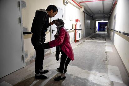 Murad Khydyrov, entrenador de animales en el Gran Circo Estatal de Moscú, junto al chimpancé, llamado 'Micky', momentos antes de un ensayo. La capital rusa registró en las últimas 24 horas 805 nuevos contagios por coronavirus, la mayor cifra diaria de contagios desde el pasado 26 de junio, informaron este viernes las autoridades sanitarias de Rusia.