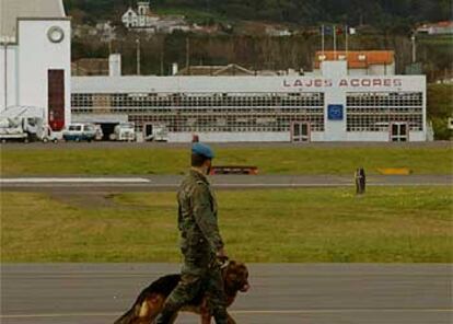 Los mandatarios serán recibidos en la base de Lajes, donde se han tomado importantes medidas de seguridad.