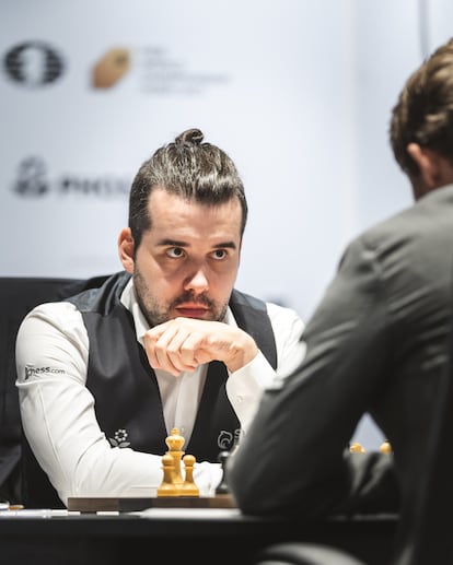 Niepómniashi mira a Carlsen el miércoles durante la 5ª partida, evaluando el impacto psicológico de su última jugada