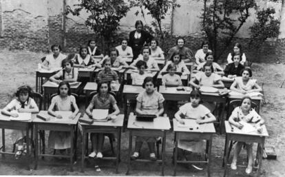 Clases al aire libre en el Instituto-Escuela, en Madrid, hacia 1933.