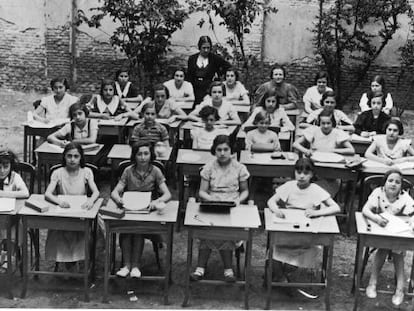 Clases al aire libre en el Instituto-Escuela, en Madrid, hacia 1933.