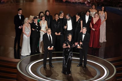 Emma Thomas y Charles Roven, productores, junto con Christopher Nolan y otros integrantes del equipo detrás de 'Oppenheimer' reciben el premio a mejor película.