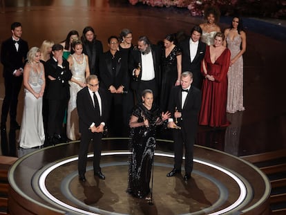 Emma Thomas y Charles Roven, productores, junto con Christopher Nolan y otros integrantes del equipo detrás de 'Oppenheimer' reciben el premio a mejor película.