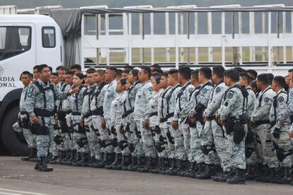 Guardias nacionales se alinean antes de abordar un avión rumbo a Ciudad Juárez, este martes en el Aeropuerto Internacional de Mérida, Yucatán.