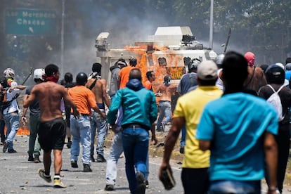 Los manifestantes de la oposición se enfrentan con soldados leales al presidente venezolano Nicolás Maduro.