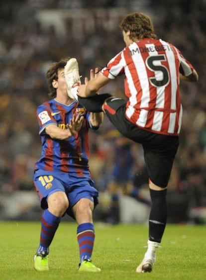 Messi recibe un golpe en la cara de Amorebieta.