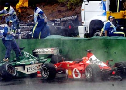 El Ferrari de Schumacher choca contra el Jaguar de Pizzoni después de que ambos pilotos perdieran el control de sus coches en la tercera curva.