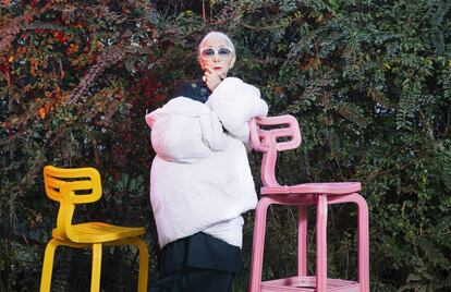 Rossana Orlandi, entre dos sillas de plástico reciclado ‘Chubby’, de Dirk Vander Kooij.