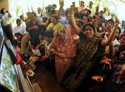 Los familiares de Resul Pookutty, premio al mejor montaje de sonido, siguen por televisión la gala de los Oscar en Vilakkupara (India).