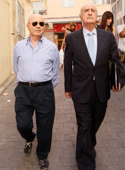 Fernando Areal (izquierda) y su abogado, Rafael Perera.