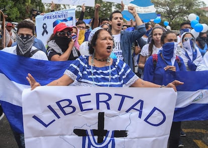 Manifestantes exigen al presidente Daniel Ortega que libere a los presos políticos, en una protesta en Managua en 2019.