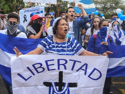 Manifestantes exigen al presidente Daniel Ortega que libere a los presos políticos, en una protesta en Managua en 2019.