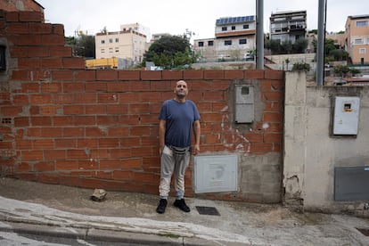 José Costa, vecino de Torre Baró, en la calle Castelldefels