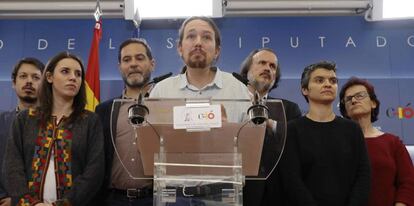 Pablo Iglesias, con los portavoces de Unidos Podemos.